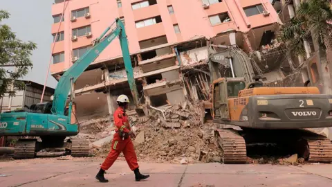 Myanmar’s Ongoing Conflict: Ceasefires Fail Amid Earthquake Crisis